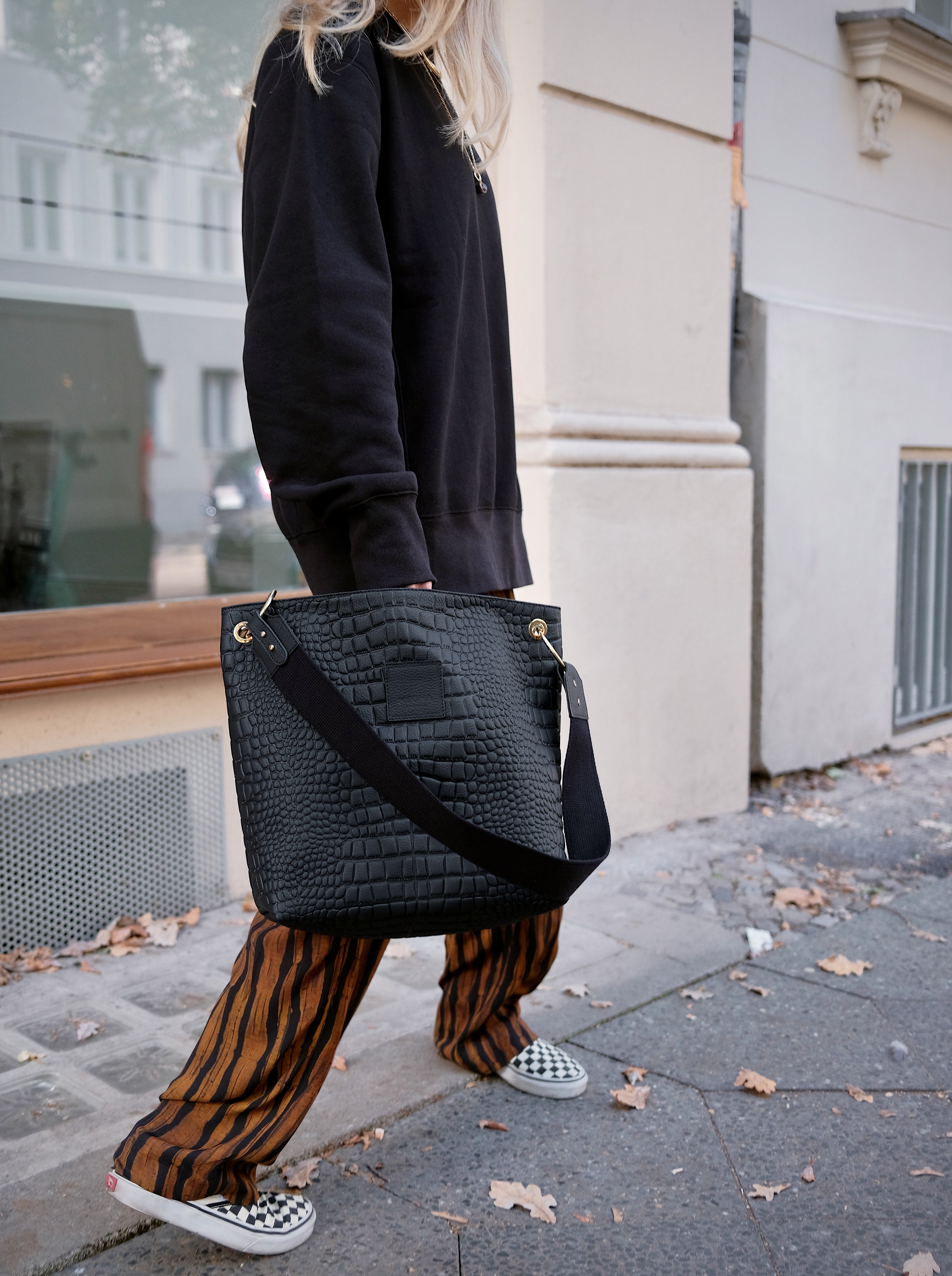 SANDRA BUCKET BAG • LARGE • BLACK